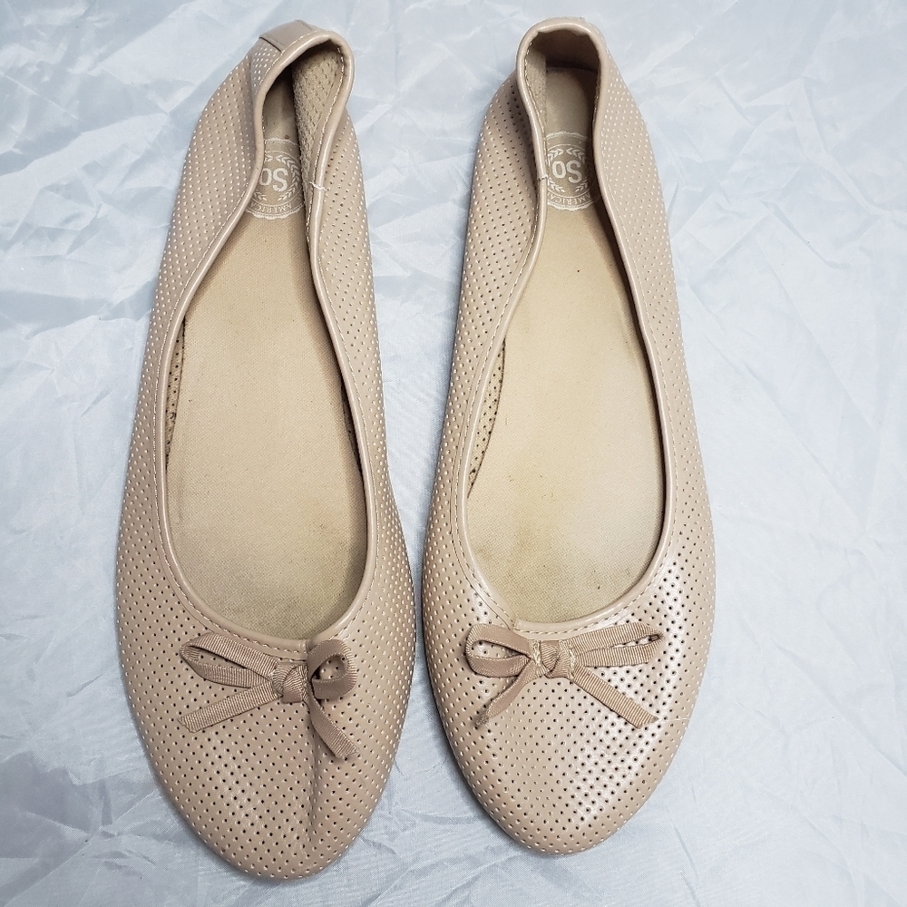 SO Tan Cream Lazer Cut Dots Circles Flats Slip On Shoes Bow Women's 9.5 Cute EUC - Picture 2 of 11